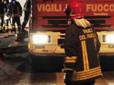 Vogliono aprire la cassaforte ma incendiano il comando della polizia locale