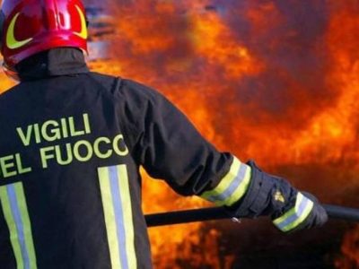 Canadair ed un elicottero per domare incendio nel quartiere Soccavo