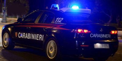 Uccide il padre con venti coltellate davanti ai...