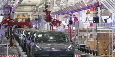 Tesla, produzione ferma a Shanghai mancano i pe...