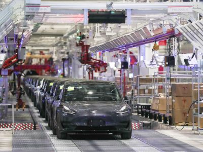 Tesla, produzione ferma a Shanghai mancano i pezzi provenienti dagli Usa