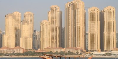 Sette feriti nell’incendio di un grattaci...