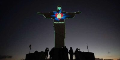 La statua del Cristo Redentore illuminata con u...