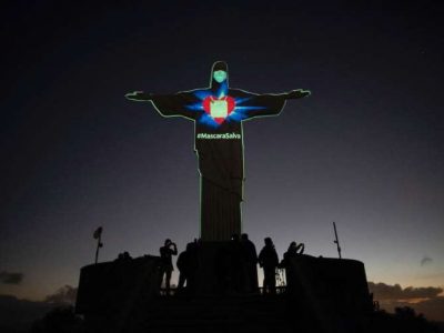 La statua del Cristo Redentore illuminata con una mascherina
