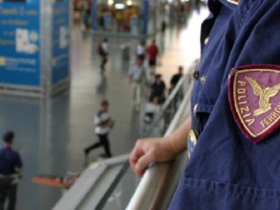 Molesta una donna incinta e si scaglia contro gli agenti della Polfer