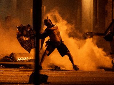 Minneapolis proseguono le proteste ed i saccheggi dei negozi