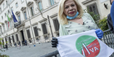 Sandra Milo si incatena per protesta e viene ri...