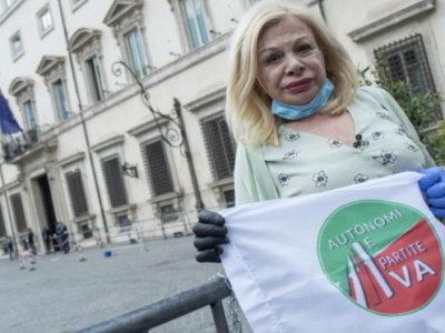 Sandra Milo si incatena per protesta e viene ricevuta da Conte