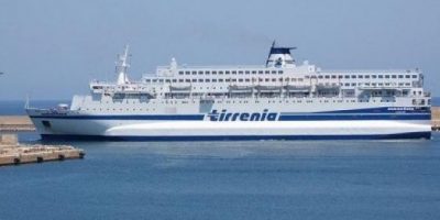 Traghetto della Tirrenia finisce sugli scogli p...