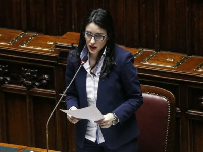 Azzolina: “No al 6 ‘politico’, studenti con gravi carenze non saranno promossi&...