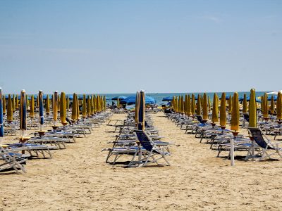 La riviera romagnola si attrezza fra sicurezza e bisogno di lavoro