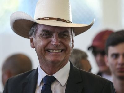 Bolsonaro accusato di minimizzare ed ironizzare sul distanziamento sociale