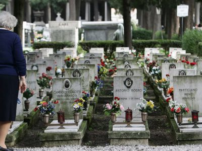 Fase 2, Coldiretti: tornano i fiori nei cimiteri