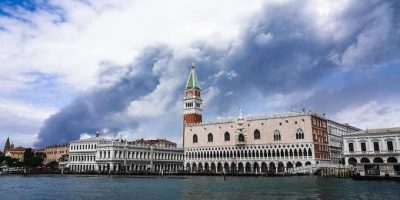 Venezia, incendio in uno stabilimento chimico a...