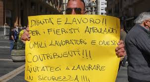 Gli ambulanti in piazza per denunciare le grandi difficoltà della categoria