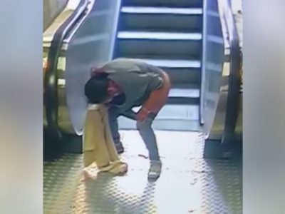 Pazzesco: Milano, donna fa i bisogni davanti alla scala mobile della metro