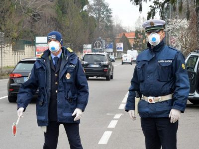Multe di 500 euro a chi getta per strada mascherine e guanti