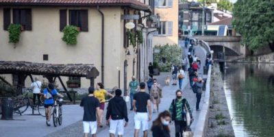 Navigli affollati a Milano, il sindaco Sala si ...