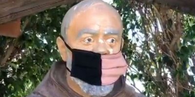 Padre Pio con la mascherina, atto d’amore...