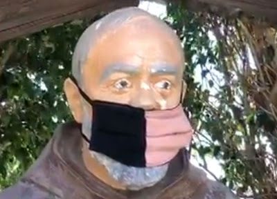 Padre Pio con la mascherina, atto d’amore e non profanazione