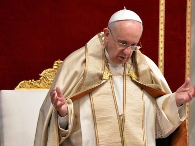 San Pietro riapre al pubblico: il Papa celebra i 100 anni dalla nascita di Papa Wojtyla