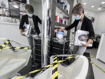 Linee guida per parrucchieri ed estetiste: due metri di distanza e schermi facciali