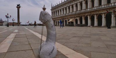 |Video| Venezia, in piazza San Marco compare un...