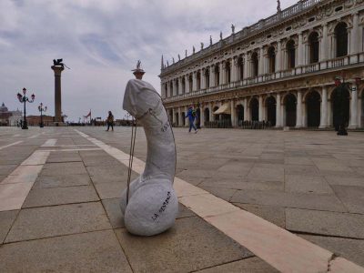 |Video| Venezia, in piazza San Marco compare un pene di marmo con mascherina