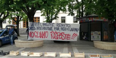 Video: Cosenza, tensione tra manifestanti e pol...