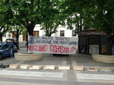 Video: Cosenza, tensione tra manifestanti e polizia davanti alla Prefettura