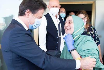 Milano, cresce l’attesa per il ritorno di Silvia Romano. Di Maio: “Adesso rispetto...