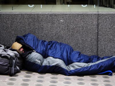 Senza tetto sotto il Comune di Torino, scambio di accuse e battute fra 5 stelle e pd