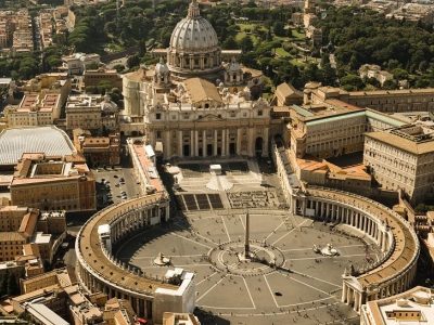 Domani riaprirà San Pietro, ingressi con controlli e numerati