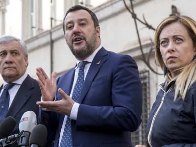Centrodestra e gilet arancioni in piazza per la festa della Repubblica