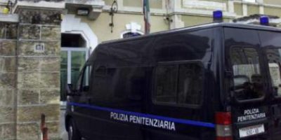 Guai per tre agenti penitenziari, percosse a un...