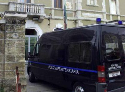Guai per tre agenti penitenziari, percosse a un detenuto