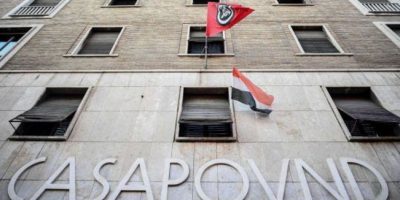 Una Raggi in cerca di consensi sfratta Casa Pou...