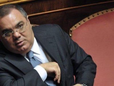 L’ex senatore Sergio De Gregorio è accusato di estorsione e riciclaggio