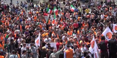 Sale l’onda dei gilet arancioni, in piazz...