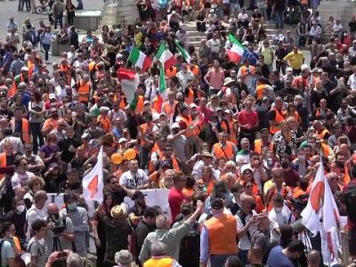 Sale l’onda dei gilet arancioni, in piazza solo tricolori e il grido libertà