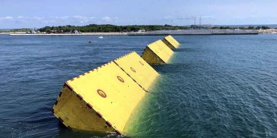 Si alzano le paratie del Mose, dopo scaldali e ...