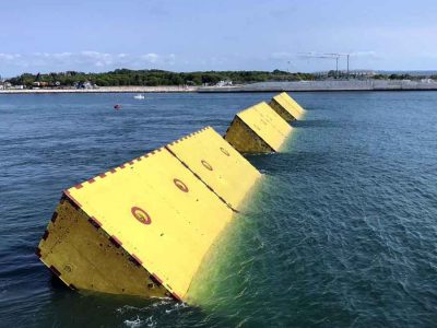 Si alzano le paratie del Mose, dopo scaldali e mazzette finalmente l’opera c’è