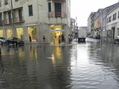 Piogge torrenziali e forti grandinate sulle città del Nord, acqua alta a Venezia