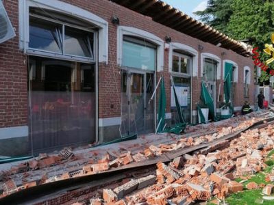 Crolla il tetto di una palazzina ad Albizzate, morti madre e due figli