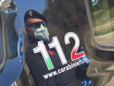 |VIDEO| Signora scende a ritirare la pizza e i carabinieri la seguono fino a casa: “Apra o ...