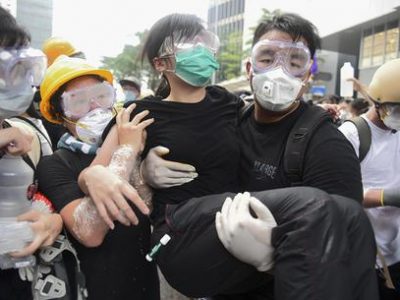 Gli artigli della Cina rossa strangolano la piazza di Hong Kong