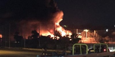 In fiamme i vecchi barconi abbandonati a Lampedusa