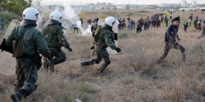 Atene, protesta contro i migranti ma la polizia...