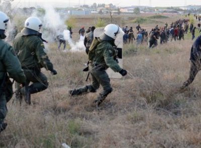Atene, protesta contro i migranti ma la polizia reagisce con violenza