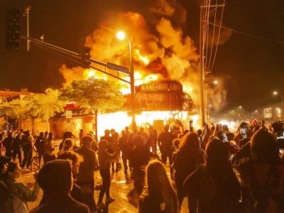 Proseguono le proteste negli Usa, due morti a Chicago Trump “Pronto l’esercito”